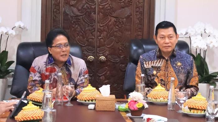 PEJABAT - Wakil Gubernur Bali I Nyoman Giri Prasta (kiri) bertemu Wakil Gubernur Sulawesi Utara Dr. Johannes Victor Mailangkay (kanan) di Ruang Rapat Gubernur Bali, Kantor Gubernur Bali, Denpasar, Rabu (15/7). Mereka membahas tentang kerja sama di bidang pariwisata.