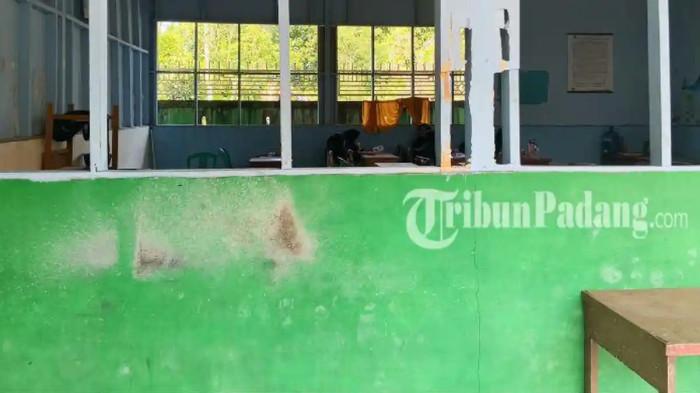 BEKAS LEDAKAN – Bekas ledakan bom rakitan masih terlihat pada dinding luar ruang kelas di MAN 3 Kota Padang, Rabu (15/7/2026). Meski jejak ledakan masih membekas, aktivitas belajar mengajar di sekolah tersebut telah kembali berjalan normal sehari setelah insiden yang diduga dilakukan oleh seorang siswa.