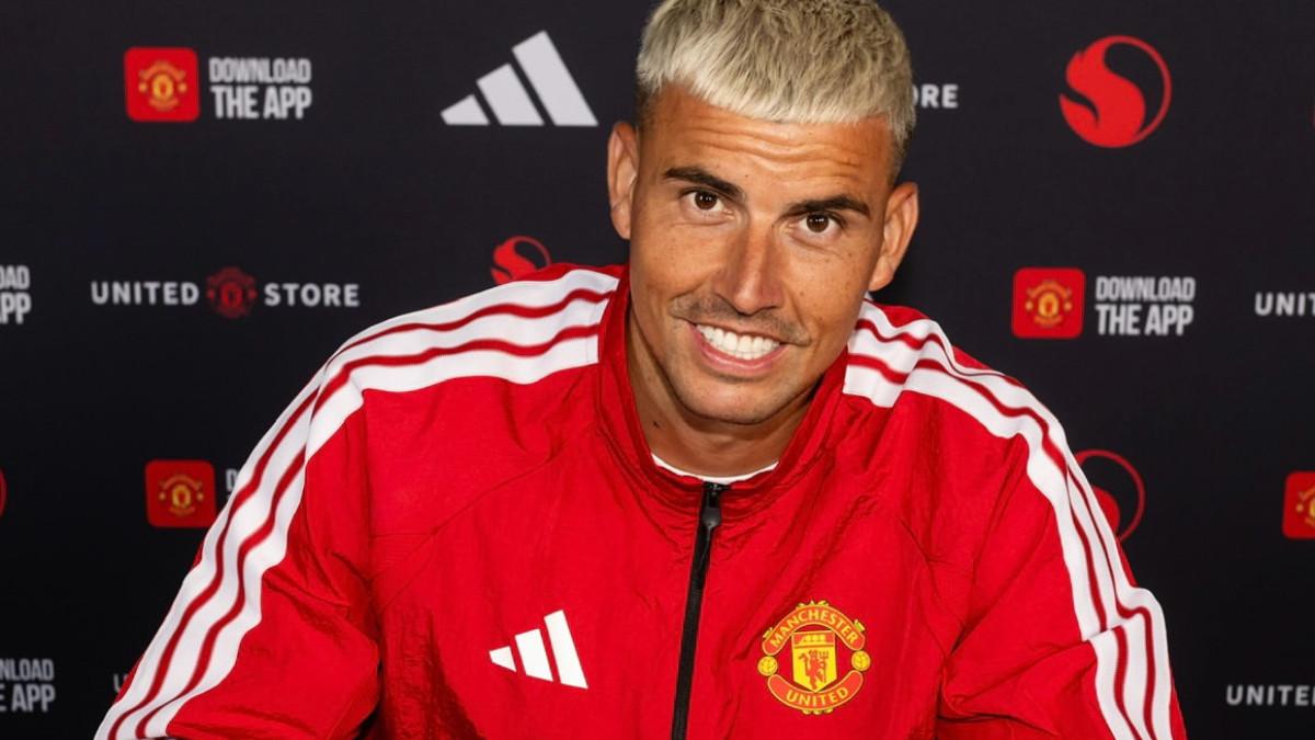 POTRET PEMAIN - Potret pemain Karl Darlow saat sedang menandatangani kontrak dengan Manchester United pada Rabu (14/7/2026).