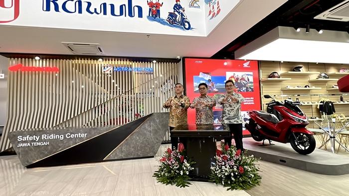 FOTO BERSAMA - Chief Executive Astra Motor, Robien Tony (tengah) bersama Chief Operating Officer Astra Motor Budi Astono (kiri) dan Region Head Astra Motor Jawa Tengah Budi Yanto (kanan) melakukan foto bersama di depan Prasasti Peresmian area Lobby Gedung Astra Motor Safety Riding Center Jawa Tengah pada Rabu 15 Juli 2026.