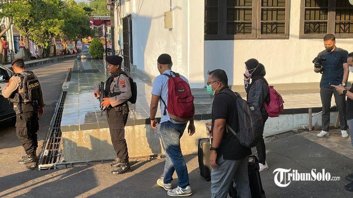 GELEDAH - Komisi Pemberantasan Korupsi (KPK) menggeledah Kantor Badan Pengelolaan Keuangan, Pendapatan, dan Aset Daerah (BPKPAD) Kabupaten Sukoharjo, Rabu (15/7/2026). Penggeledahan lebih dari enam jam itu berakhir dengan penyidik membawa dua koper hitam dari gedung tersebut.