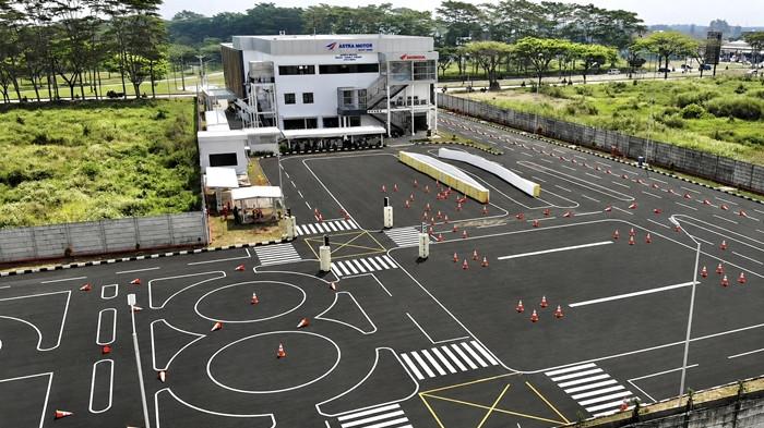 FASILITAS HONDA - Area Sirkuit Astra Motor Safety Riding Center Jawa Tengah dengan lintasan yang dirancang menyerupai kondisi jalan sebenarnya.