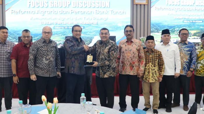 STRATEGI PENGELOLAAN TANAH - Kementerian ATR/BPN menggandeng Komisi II DPR RI dan Badan Bank Tanah dalam Focus Group Discussion (FGD) bertajuk 'Reforma Agraria dan Peranan Bank Tanah' yang digelar di Aula Prona Kementerian ATR/BPN, Jakarta, Senin (13/07/2026). Kegiatan ini untuk merumuskan strategi pengelolaan tanah yang transparan dan produktif.