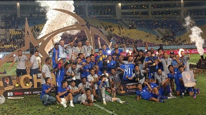 Arema FC merayakan juara Piala Presiden 2024 di Stadion Manahan, Solo, Jawa Tengah, Minggu (4/8/2024).