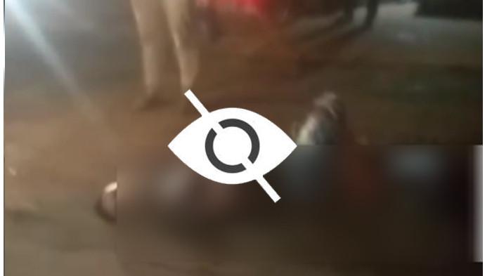 TERKAPAR - Korban penikaman di simpang 4 Pematang Gajah, Jaluko, Muaro Jambi, terkapar pada Selasa (14/102025) malam. Hendri tewas ditikam adik mantan istrinya.