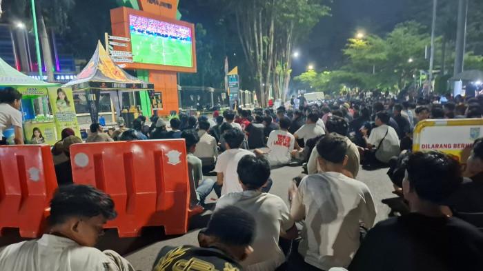 NOBAR - Suasana nobar di kawasan Tugu Keris, Kota Jambi, Rabu (16/7/2026) dini hari. Ribuan orang  menyaksikan laga semifinal Piala Dunia 2026 antara Inggris melawan Argentina melalui videotron milik Pemerintah Kota Jambi.