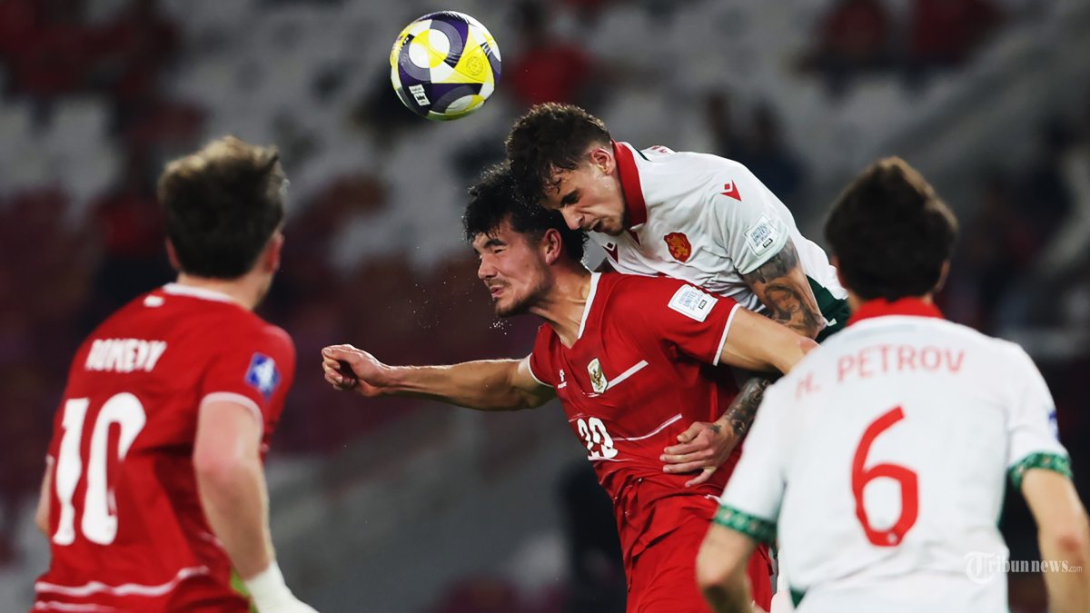 FIFA SERIES - Pesepak vola Timnas Indonesia, Elkan Baggott berebut bola dengan pesepak bola Timnas Bulgaria pada FIFA Series 2026 di Stadion Utama Gelora Bung Karno (SUGBK) Jakarta, Senin (30/3/2026). Timnas Indonesia harus mengakui kekalahan dari Timnas Bulgaria dengan skor tipis 1-0, difoto menggunakan Canon EOS R5 Mark II