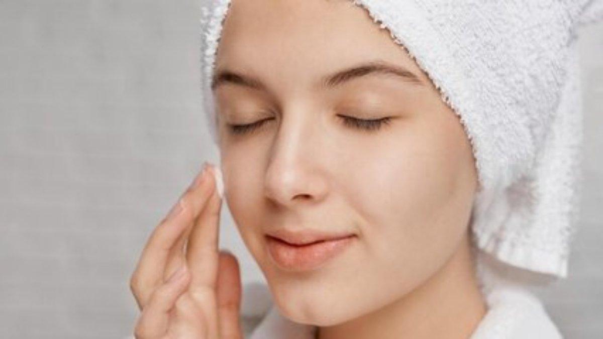 Ilustrasi wanita menggunakan moisturizer di malam hari.