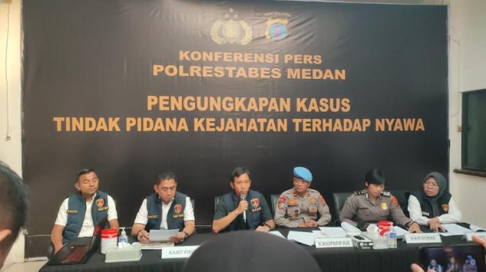 ASN NIAS TEWAS - Kasat Reskrim Polrestabes Medan AKBP Adrian Risky Lubis (memegang mic), paparkan kronologi kasus kematian ASN Kabupaten Nias yang tewas di apartemen, di Polrestabes Medan, Rabu (15/7/2026). Dijelaskan Adrian, korban nekat lompat dari lantai 12 usai diperas wanita panggilan bayar layanan seksual tambahan.