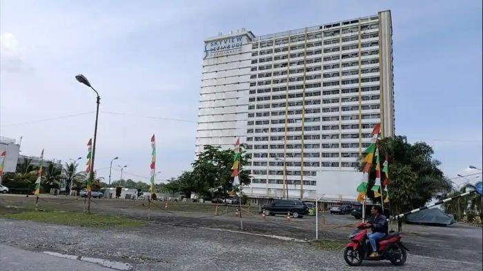 DITEMUKAN TEWAS - Suasana di apartemen Skyview Setia Budi, Jalan Abdul Hakim Kelurahan Padang Bulan Selayang, Kecamatan Medan Selayang, Sabtu (11/7/2026). Seorang pria berinisial AL, ditemukan tewas mengenaskan dengan kondisi kaki kanan putus.
