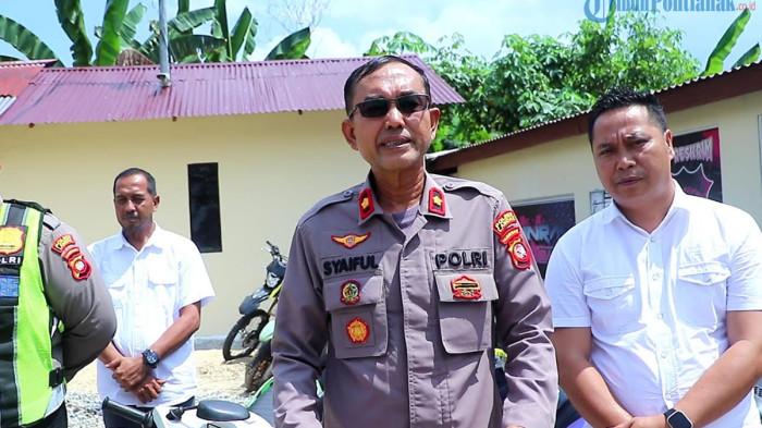 MISTERI JASAD PRIA - Waka Polres Landak Kompol Syaiful Bahri (dua dari kiri) bersama Kasat Lantas Iptu Risandy Indra Waspada (paling kiri) memberikan keterangan pada Rabu 15 Juli 2026. Kompol Syaiful mengungkap pria yang tewas tanpa identitas yang ditemukan di tepi jalan raya Ngabang-Serimbu di Dusun Ambarang II, Desa Ambarang, Kecamatan Ngabang, Kabupaten Landak dihebohkan dengan penemuan mayat pria tanpa identitas pada Selasa 14 Juli 2026 sekitar pukul 07.20 WIB adalah korban kecelakaan lalu lintas.