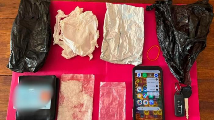 SANGGAU NARKOBA - Barang bukti yang diamankan Polsek Kembayan dalam pengungkapan kasus tindak pidana narkotika pria berinisial GHN (26) di wilayah hukum Kecamatan Kembayan, Kabupaten Sanggau, Kalimantan Barat, Selasa 14 Juli 2026. Penangkapan GHN diwarnai aksi kejar-kejaran dramatis.
