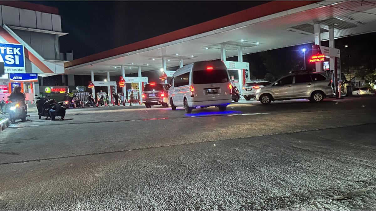 Di SPBU Manahan Solo Senin (13/7/2026) terlihat antrean Pertalite terlihat cukup panjang dengan kendaraan roda dua maupun roda empat yang harus menunggu giliran.