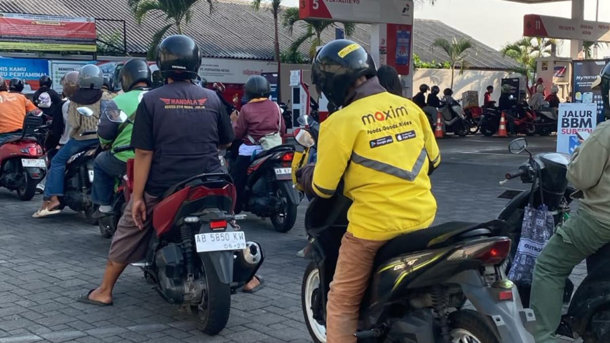 Pantauan TribunStyle.com di SPBU Lempuyangan Rabu (15/7/2026) menunjukkan antrean kendaraan roda dua mendominasi jalur Pertalite.