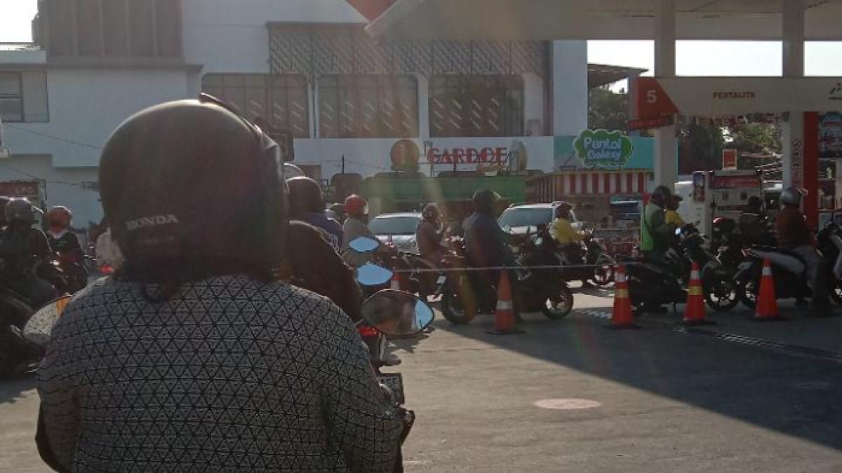 UPDATE HARGA BBM - Potret antrean di SPBU Manahan, Kota Surakarta, Jawa Tengah pada Jumat (10/7/2026). Banyak kendaraan roda dua yang mengantre beli BBM jenis Pertalite.