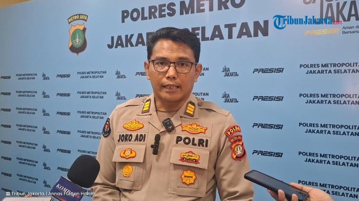 Kasi Humas Polres Metro Jakarta Selatan AKP Joko Adi saat diwawancarai soal teror ancaman bom di SDN Srengseng Sawah 15, Jagakarsa, Rabu (15/7/2026).