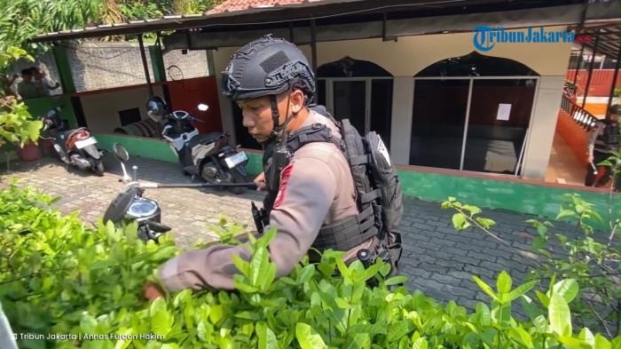 ANCAMAN BOM - Polisi melakukan penyisiran setelah adanya teror ancaman bom di SDN Srengseng Sawah 15, Jagakarsa, Jakarta Selatan, Senin (13/7/2026).
