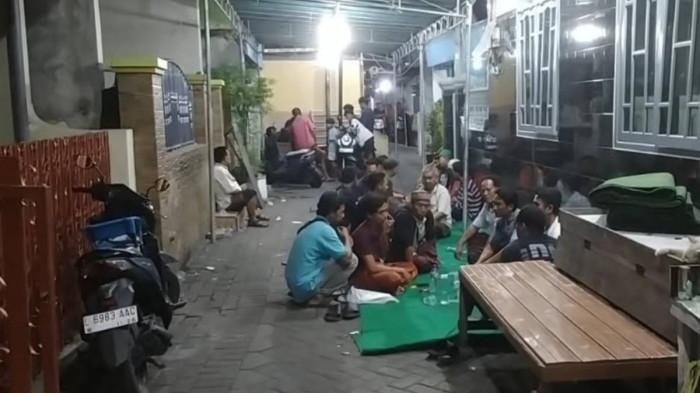 RUMAH DUKA - Suasana di jalanan gang dekat rumah duka Jalan Nyamplungan Kuburan 45, Ampel, Semampir, Surabaya, pada Kamis (16/7/2026). Keluarga mengungkap kronologi kecelakaan maut melibatkan Mobil Honda CR-V bernopol L-1720-CAY dengan truk bak terbuka di Ruas Jalan Tol Malang-Pandaan, KM 72, sekitar pukul 19.30 WIB, pada Rabu (15/7/2026) hingga menewaskan lima orang sekeluarga.