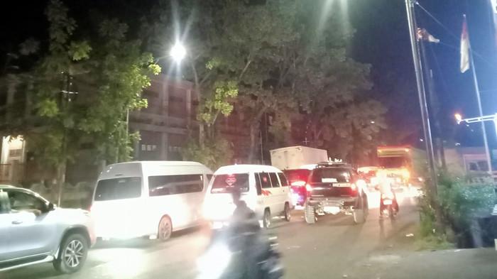 ANTREAN BBM: Antrean kendaraan mengular hingga ke jalan raya di areal SPBU di Jalan Medan-Pematangsiantar, Senin (13/7/20216) malam. Bahkan, ada pengemudi truk dan bus yang memilih menginap di sekitar SPBU demi mendapatkan solar keesokan harinya.