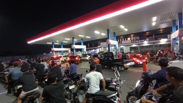 ANTREAN BBM - Warga Antre berjam-jam untuk mengisi BBM di SPBU Delitua hingga larut malam, Rabu (15/7/2026).