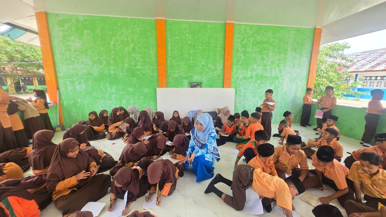 WORKSHOP : Puluhan murid begitu semangat mengikuti workshop menulis buku, di Aula MIN 7 di Mali, Kecamatan Sakti, Rabu (15/7/2026). Kegiatan digagas Dipersip Pidie beraama MIN 7 Pidie.