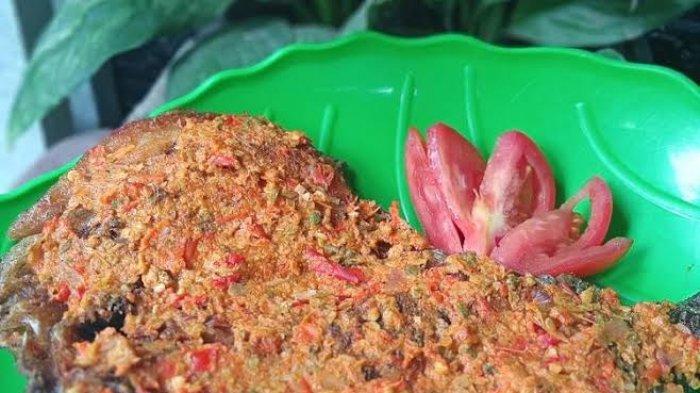 Na Tinombur, makanan khas Tapanuli, Sumatera Utara dengan bahan dasar ikan Mujahir/Nila/Lele/Mas yang dipanggang serta dilumuri bumbu khas yang telah disiapkan.