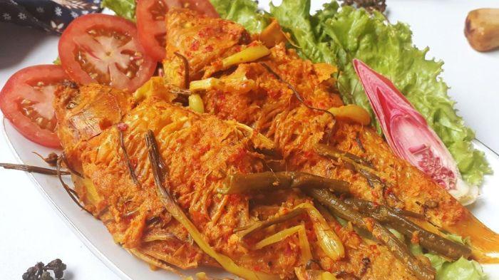 MENU KHAS BATAK TOBA- Resep makanan ikan arsik adalah menu makanan khas Batak Toba halal yang bisa dicicipi oleh umat muslim.