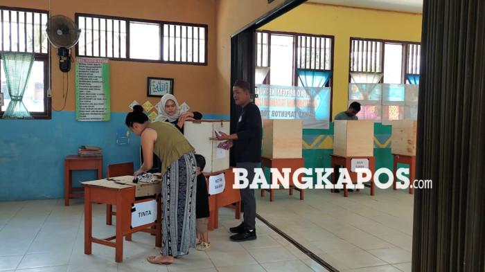 NYOBLOS PILKADES – Sejumlah warga ketika menggunakan hak suaranya dalam pilkades serentak di TPS 01 Desa Jeriji, Selasa (14/7/2027). Masyarakat berbondong-bondong sejak pagi guna menyalurkan suaranya.