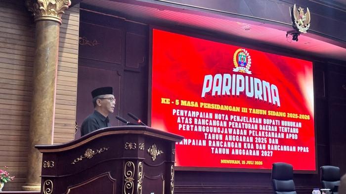 RAPAT PARIPURNA - Penjabat Sekretaris Daerah Kabupaten Nunukan, H Raden Iwan Kurniawan, mewakili Bupati Nunukan, menyampaikan Nota Penjelasan atas Rancangan Peraturan Daerah tentang Pertanggungjawaban Pelaksanaan APBD Tahun Anggaran 2025 serta Rancangan Kebijakan Umum Anggaran (KUA) dan Prioritas Plafon Anggaran Sementara (PPAS) Tahun Anggaran 2027 dalam Rapat Paripurna Ke-5 Masa Persidangan III Tahun Sidang 2025–2026 DPRD Kabupaten Nunukan di Ruang Rapat Paripurna DPRD Kabupaten Nunukan.(TribunKaltara.com/Fatimah Majid)