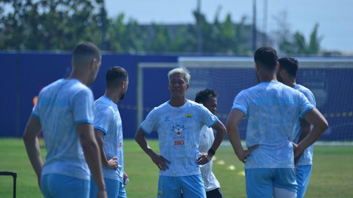 Rekrutan anyar PERSIB, Gakuto Notsuda, menjalani sesi latihan perdananya bersama skuad Pangeran Biru di Lapangan Pendamping Stadion Gelora Bandung Lautan Api (GBLA), Selasa, 14 Juli 2026.