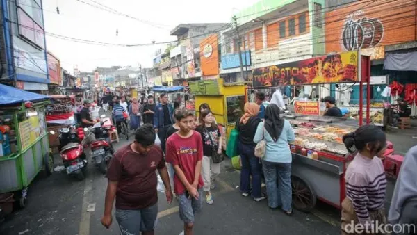 Sejumlah warga mencari hidangan untuk berbuka puasa di kawasan Pasar Lama, Kota Tangerang, Selasa (12/3/2024). Kawasan Pasar Lama bisa menjadi alternatif bagi masyarakat untuk mencari hidangan berbuka puasa.