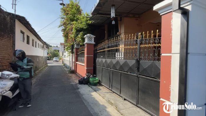 DIDATANGI KPK - Rumah orang tua Bupati Sukoharjo Etik Suryani di Kampung Jagalan, Kelurahan Bumi, Kecamatan Laweyan, Kota Solo, Senin (13/7/2026). Rumah ini disebut menjadi salah satu lokasi yang didatangi penyidik Komisi Pemberantasan Korupsi (KPK) dalam penyidikan kasus dugaan korupsi yang menjerat Etik Suryani.