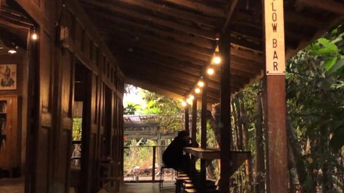 Ambience Jagongan Coffee Roaster di sore hari