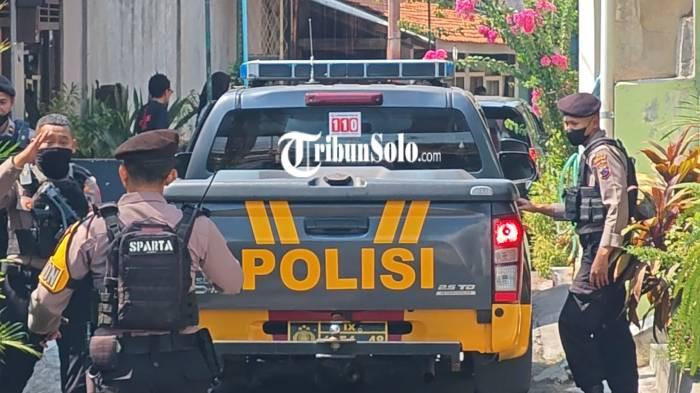 DAMPINGI KPK. Sejumlah petugas Komisi Pemberantasan Korupsi (KPK) sekitar pukul 9.30 WIB, Kamis (16/7/2026) mendatangi rumah milik Mantan Bupati Sukoharjo Etik Suryani di RT 2 RW 5, Bumi, Laweyan.