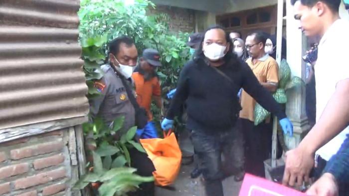 DTANGKAP - Penemuan jasad pria yang terkubur di pekarangan samping rumah di Dusun Nanggungan, Desa Kaloran, Kecamatan Ngronggot, Kabupaten Nganjuk, mulai menemukan titik terang. Informasi yang beredar pelaku sudah ditangkap
