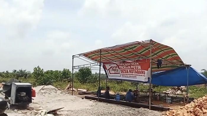 ILUSTRASI KOPDES - Proses pembangunan Koperasi Desa Merah Putih (KDMP) di Desa Kotabaru, Kecamatan Martapura, Kabupaten OKU Timur, Senin (9/3/2026). 