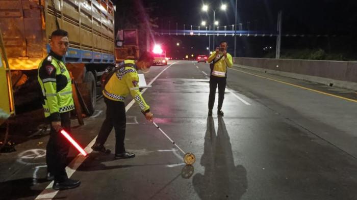 MAUT - Anggota Satlantas Polres Pasuruan saat olah tkp kecelakaan maut yang menewaskan lima orang sekeluraga asal Surabaya di ruas Tol Malang–Pandaan KM 72/B, tepatnya di wilayah Desa Purwodadi, Kecamatan Purwodadi, Kabupaten Pasuruan, Rabu (15/7/2026) sekira pukul 19.30 wib.
