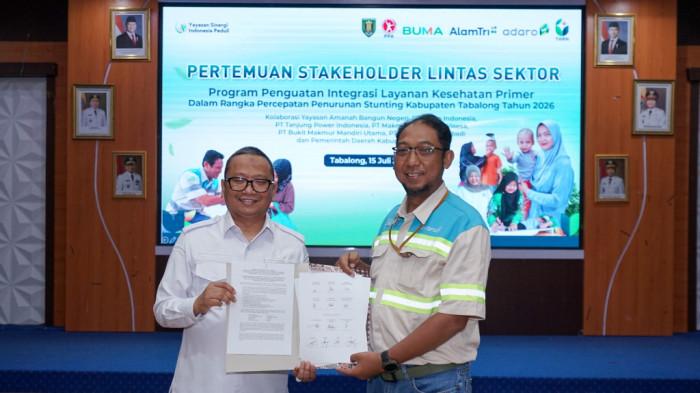 BUPATI Tabalong HM Noor Rifani dan CSR Department Head PT Adaro Indonesia,