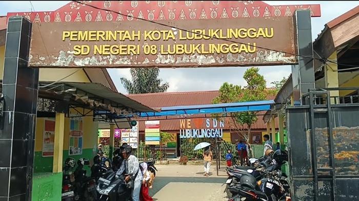 KASUS KEKERASAN -- Suasana di SD Negeri 8 Lubuklinggau hari ini, Kamis (16/7/2026). Sebelumnya, ramai orangtua murid SD Negeri 8 Lubuklinggau melaporkan oknum guru berinisial RP, Rabu (15/7/2026) malam atas kasus dugaan penganiayaan.
