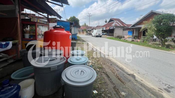 KEKERINGAN- Deretan ember milik warga berjajar di pinggir jalan kawasan Kelurahan Kuranji, Kecamatan Kuranji, Kota Padang, Sumatera Barat, Kamis (16/7/2026).