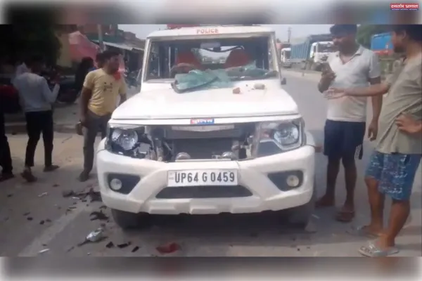 Trailer entered the house, three sleeping in the house died on the spot, stones pelted on police administration