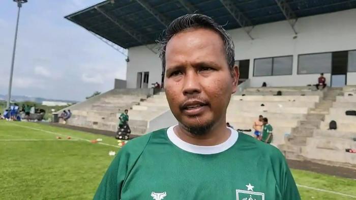 ANDRI RAMAWI - Andri Ramawi saat maish menjabat sebagai pelatih PSIS Semarang seusai latihan di Lapangan POJ City Semarang, Jumat (27/3/2026).