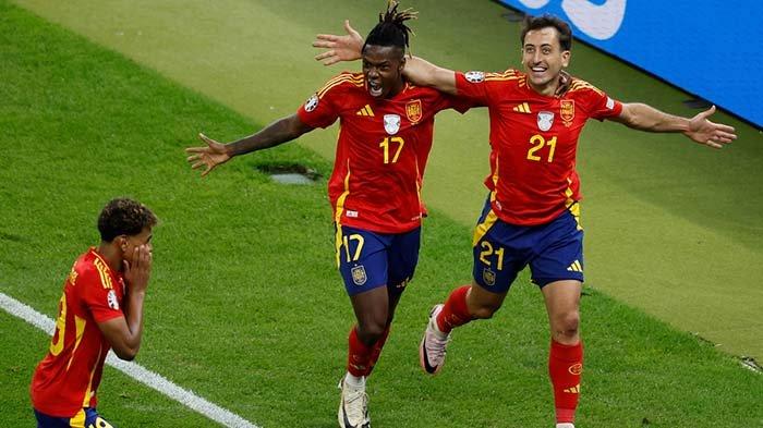 SELEBRASI - Gelandang Spanyol, Mikel Oyarzabal, merayakan bersama Nico Williams dan Lamine Yamal setelah mencetak gol kedua timnya pada pertandingan sepak bola final Piala Eropa 2024 antara Spanyol dan Inggris di Stadion Olimpiade Berlin, Jerman, Senin (15/7/2024) dini hari WIB. AFP/ODD ANDERSEN