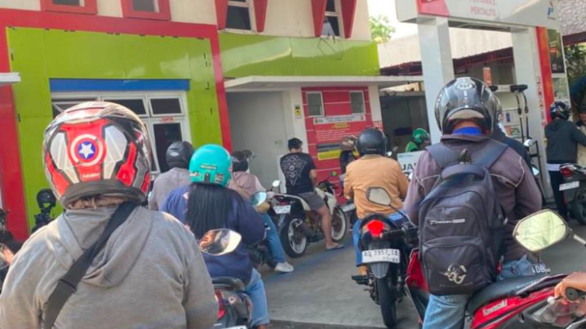 UPDATE HARGA BBM - Potret antrean pengendara sepeda motor yang membeli Pertalite di SPBU Jl. Sumpah Pemuda, Kadipiro, Banjarsari, Surakarta pada Selasa (14/7/2026).