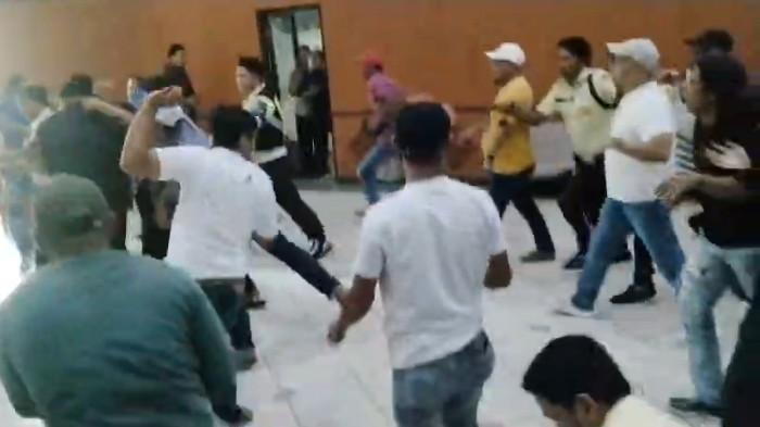Adu jotos antara kubu Wakil Ketua DPRD Riau Parisman Ihwan dengan Indra Gunawan Eet, di dalam gedung DPRD Riau Kamis (16/7/2026).