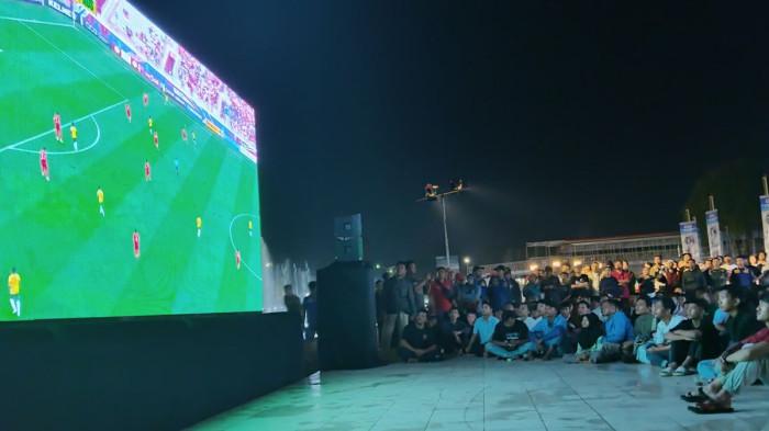 NOBAR -- Potret warga nonton bareng (nobar) piala dunia. TVRI sebagai pemegang lisensi penyiaran membebaskan secara gratis nobar dengan syarat.