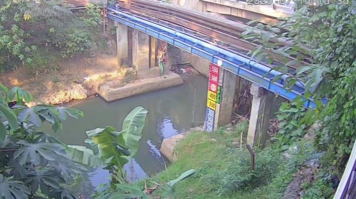 DAMPAK KEMARAU - Pantauan debit air di Sungai Cileungsi dan Sungai Cikeas mengalami penurunan dampak musim kemarau.