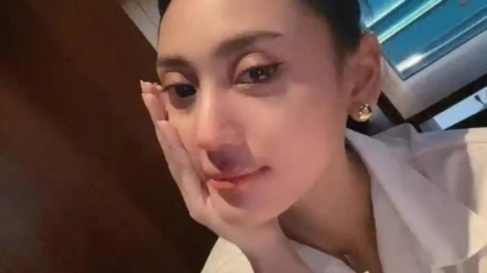 JALUR HUKUM - Advokat asal Lampung Yuenchi Arwindi menjadi sorotan publik setelah ramai diperbincangkan di media sosial dan dikaitkan dengan Febrie Adriansyah.  Yuenchi memastikan akan menempuh jalur hukum terhadap pihak-pihak yang menyebarkan informasi yang dinilainya sebagai fitnah dan pencemaran nama baik, Rabu (15/7/2026).