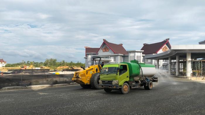 KAPASITAS 1000 ORANG - Proses pengerjaan lapangan upacara di kawasan Puspem Kabupaten Tana Tidung, Kaltara, gambar diambil Senin (13/7/2026). Lapangan upacara dibuat kapasitas 1000 orang.