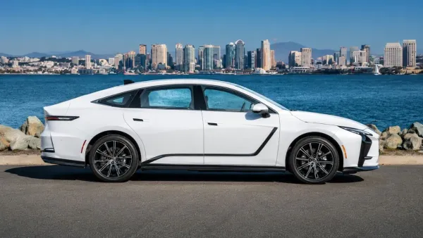 Lexus ES 350h Side look
